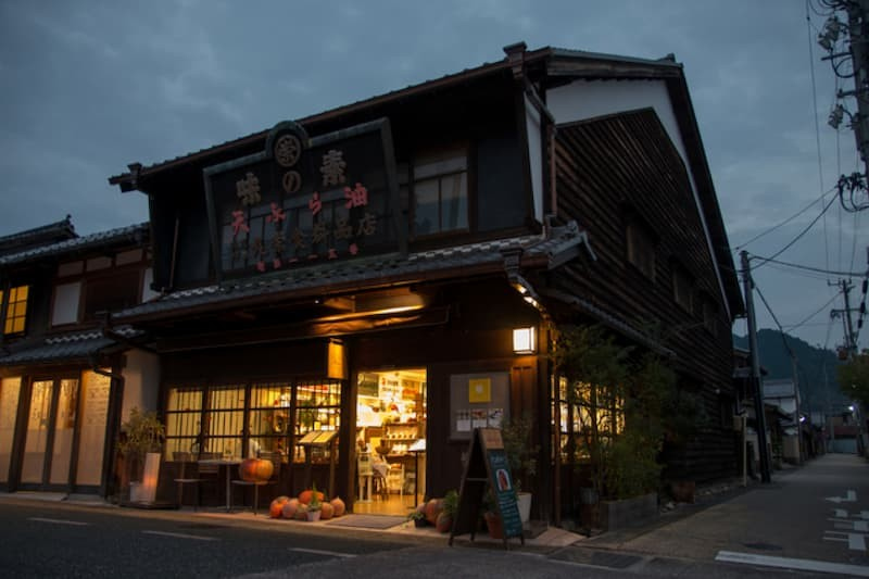 燈籠照亮的卯建市街景