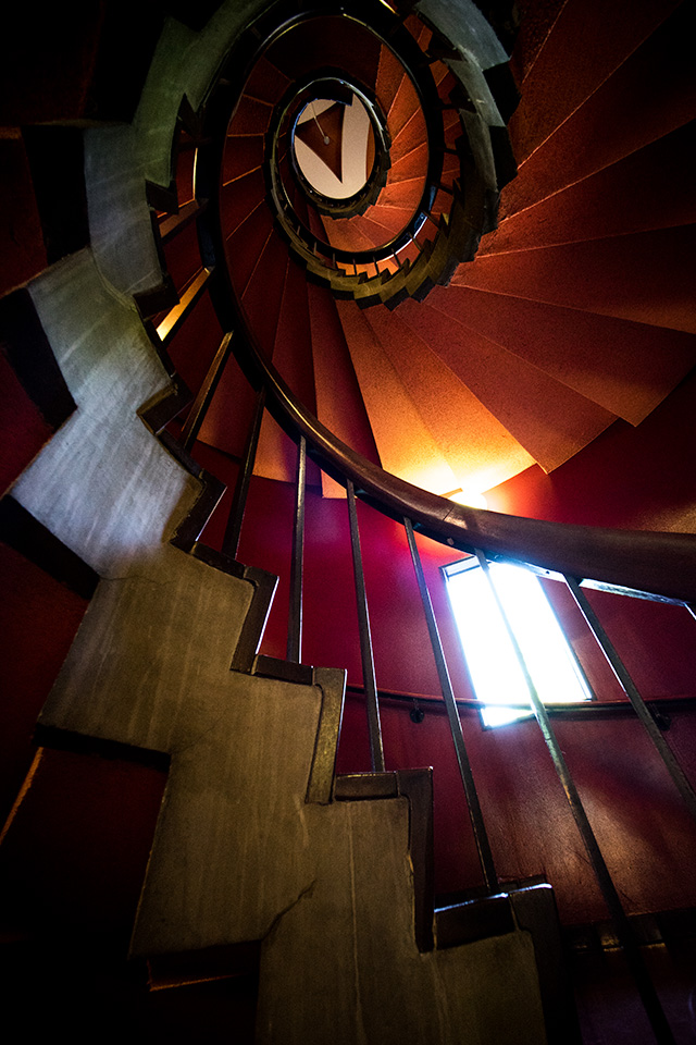 ぐるぐる回る まるでアートな らせん階段 に見惚れよう Zekkei Japan