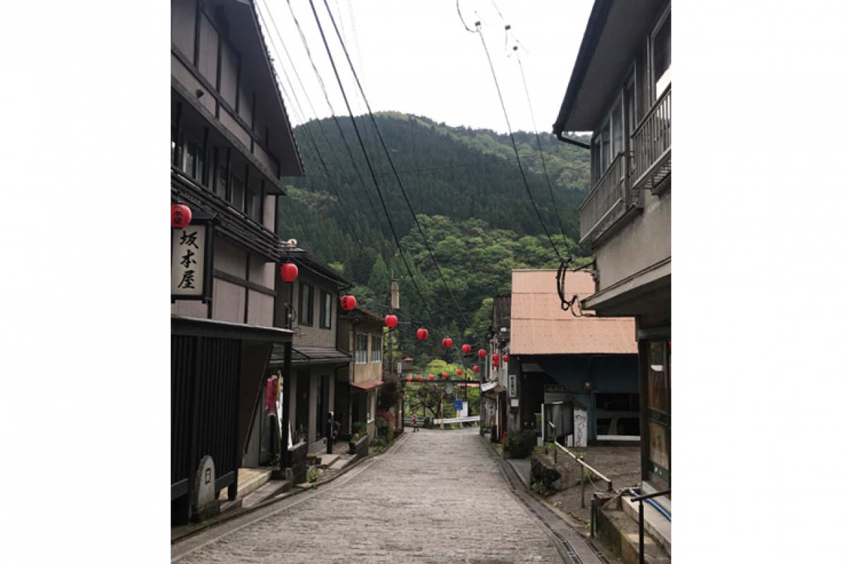 【昭和怀旧街景】漫步日本充满怀旧气氛的石板路小温泉街|绝景日本