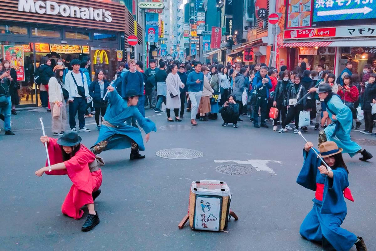 Upfolded in Shibuya, the trash pick-up by samurais is cool!!