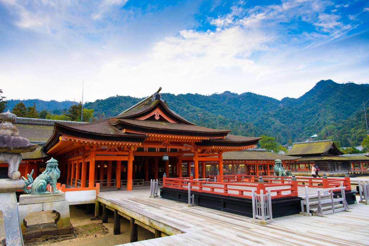 初詣には100万人以上！海外からも多くの人が訪れる日本の伝統的な神社