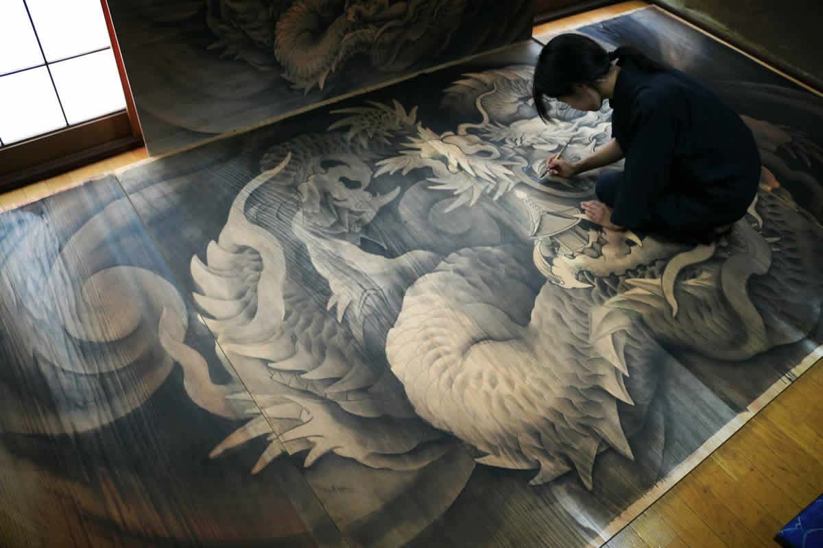 Koran Kikuchi, a young wood carver and a Buddhist painter, is inherited techniques and thoughts of ancestors.