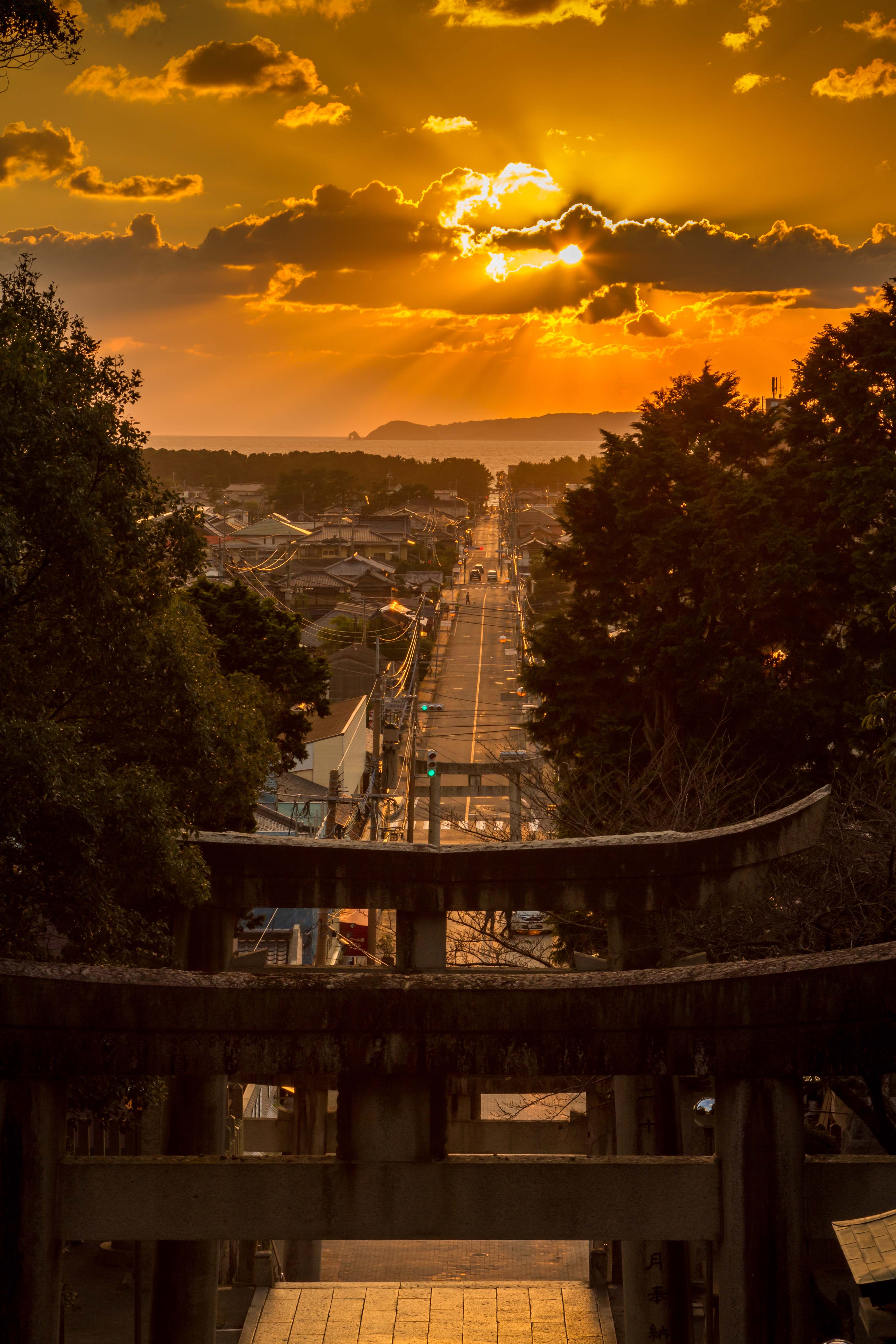 宮地嶽神社の光の道も！夕日の「マジックアワー」の絶景5選【見頃