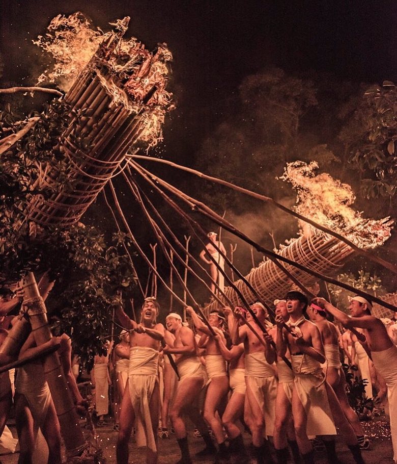 大迫力の火祭り！男気あふれる福岡県「大善寺玉垂宮の鬼夜」｜ZEKKEI Japan