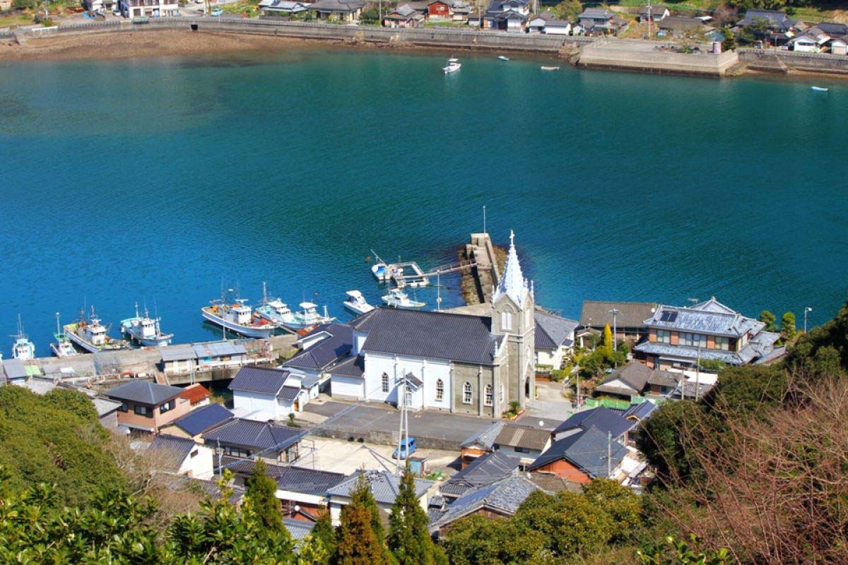 河浦崎津天主堂と海
