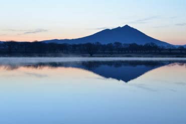 風景画【筑波山】 霞ヶ浦から望む筑波山の夕景（シルエット）の写真素材